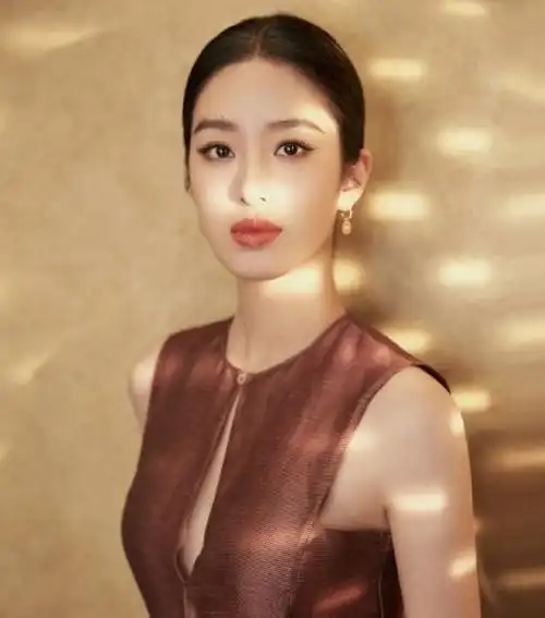 杨采钰不愧是富商的老婆穿镂空连衣裙气质优雅美得无处安放