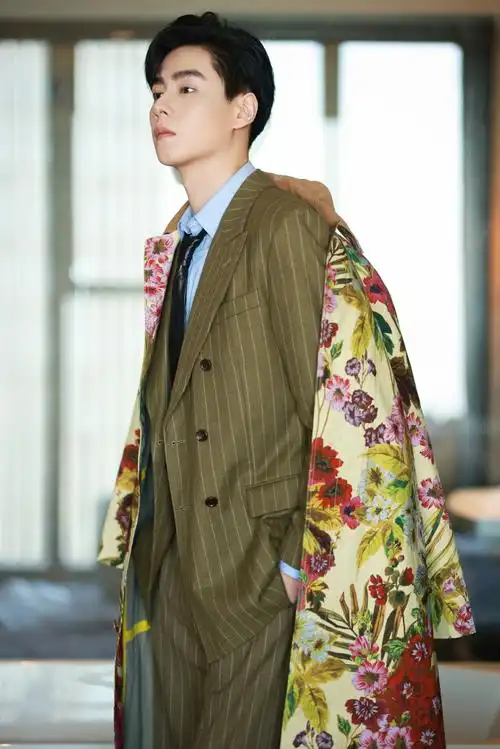 胡一天超话花攒锦簇,摘最好的一朵给你.