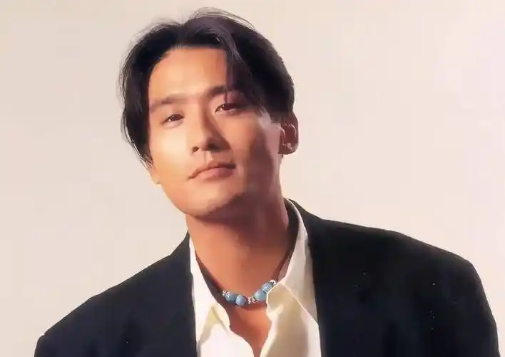 千面影帝梁家辉的人生:25岁夺影帝,八千元娶妻,被封摆地摊