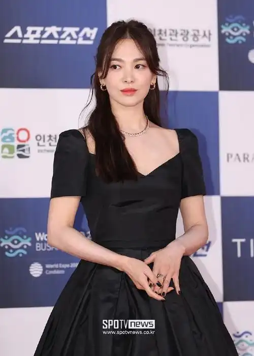 宋慧乔超话#第二届青龙电视剧大赏红毯#20230719|慧乔出席第二届青龙