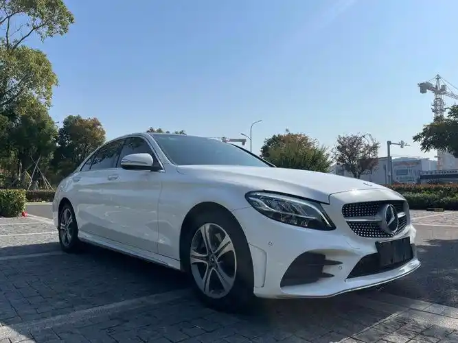 19年的白色奔驰c260l