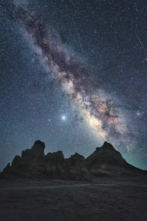 每年8月,又到了最适合拍摄星空的时节,而在青海西北,这个被称为"地球