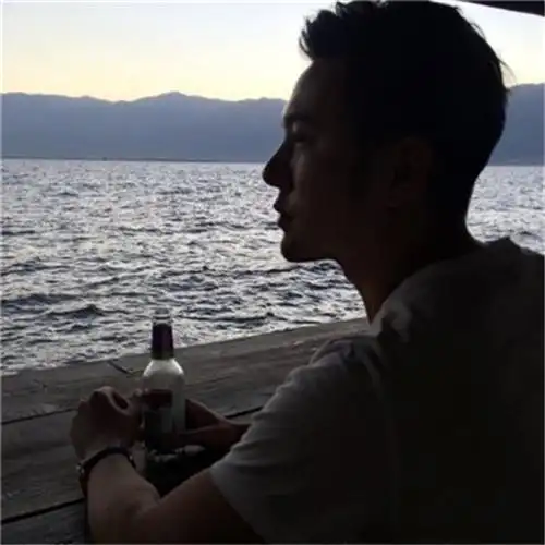 2018最新成熟伤感男生头像 心灰意冷的过程是最难熬的