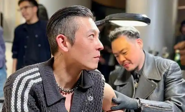 冠希突然曝光了一双新鞋!是这个鞋型…|鞋款|皮鞋|运动鞋|陈冠希|阿迪