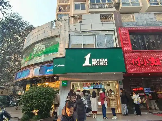 【17图】房东股票资金周转,急售一点点奶茶店商铺!