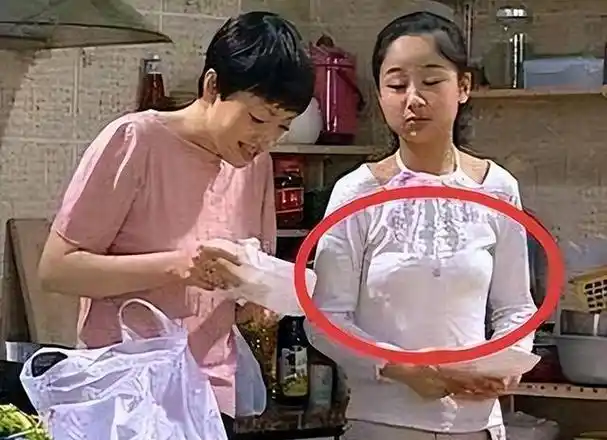 杨紫在演小雪这个角色的时候年纪还小,正处于青春期,无论是现实生活中