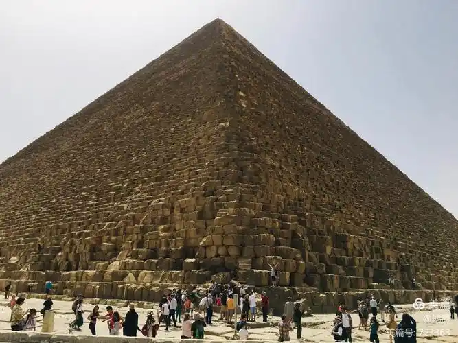 金字塔,是第四王朝第二个国王胡夫的陵墓,建于公元前2690年左右,距今