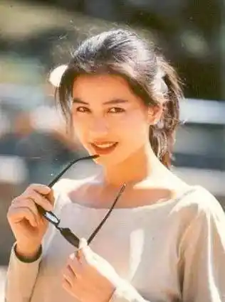 拒绝刘德华成龙的追求,如今守寡却风采依旧_钟楚红_林青霞_王祖贤