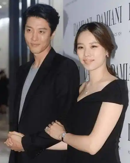 "韩版罗志祥"李东健离婚,和妻子同框永远素颜,网友:意料之中_感觉