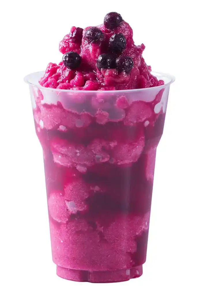 蓝莓冰沙,关闭了蓝莓果昔在塑料杯上白-路径与孤立