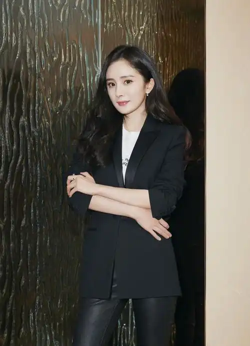 杨幂西装皮裤干练造型现身 心情未受影响气场全开