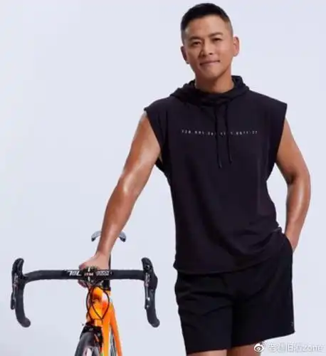 50岁江宏恩秀健硕身材,减肥40斤重拾帅气,想让44岁妻子自然怀孕