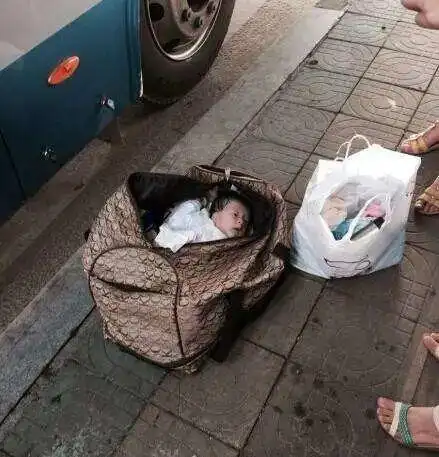 东莞一女婴竟被遗弃在垃圾桶旁,脐带都还没被剪掉.