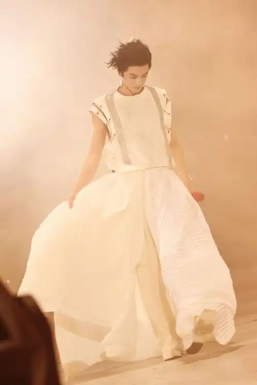 华晨宇演唱会穿婚纱##华晨宇十周年和粉丝一起过