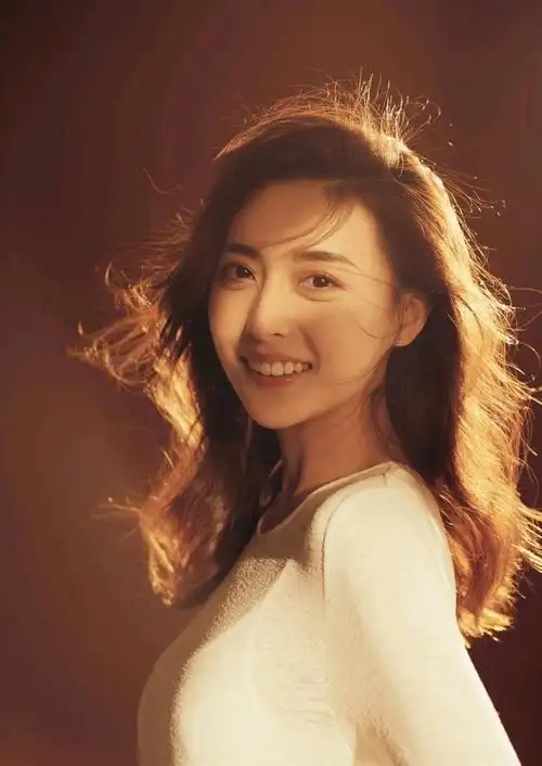 22岁的张舒越成为央视春晚主持人,她凭什么?