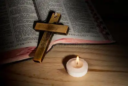 十字架上木制背景图片