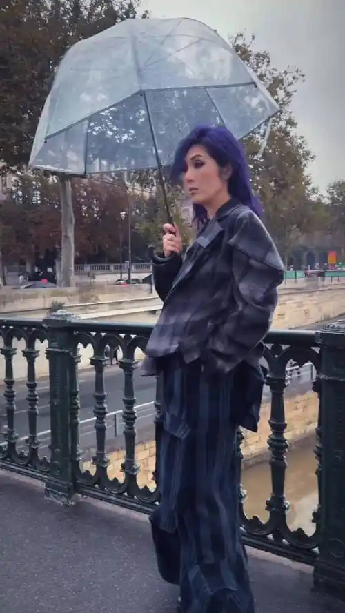 50岁杨千嬅现身巴黎,紫发烟熏眼,难掩憔悴老态