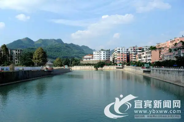 碧水蓝天-筠连县城一角.(黄永桥 摄)