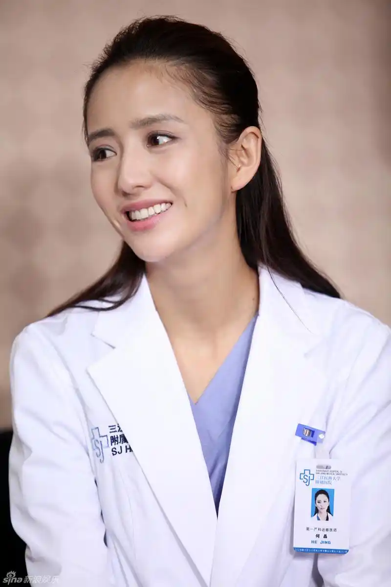 组图:《产科医生》佟丽娅剧照 首演医生穿白衣