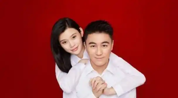 奚梦瑶晒结婚证件照,两人同穿白色衬衫,奚梦瑶端庄有范!