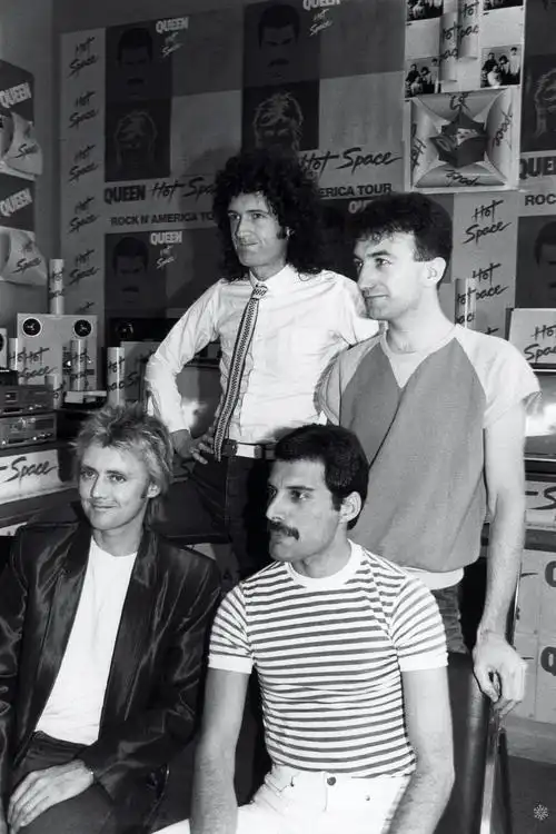 搬一组陈年高清照片,queen皇后乐队1982年夏「hot .