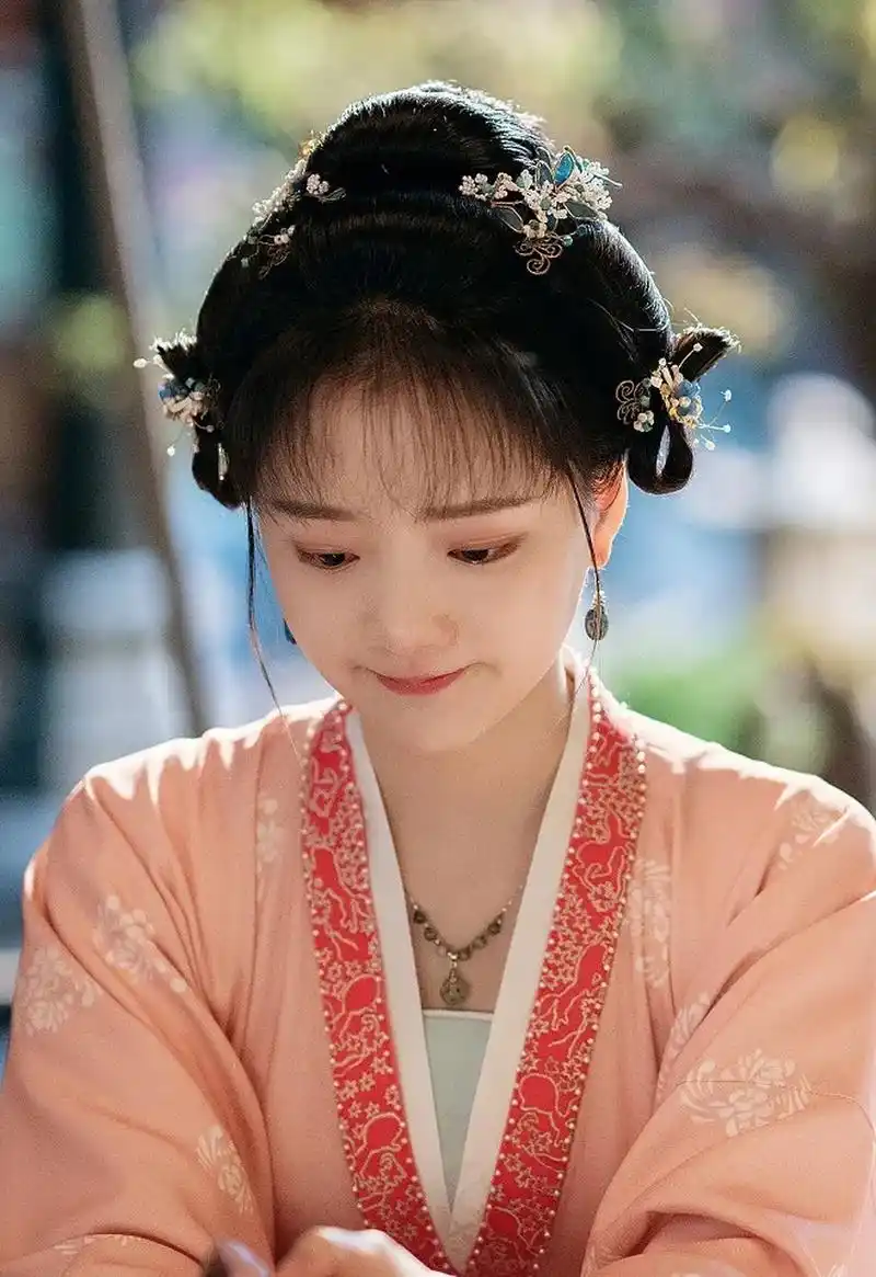 1070年,33岁的福康公主躺在床上等死,她的被子里爬满了虱子,脸上烫得