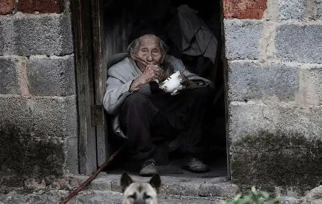 故事老人死后两天又从棺材里爬出来活到99岁悲惨收场