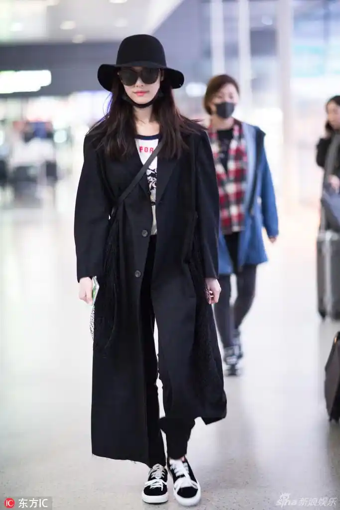 倪妮黑色风衣配长裤 皮肤白皙低调潇洒