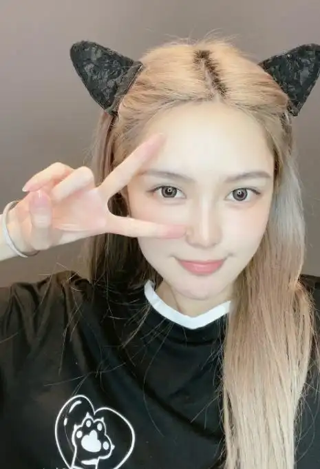 周扬青戴美瞳晒自拍照皮肤白里透红超可爱网友生日快乐