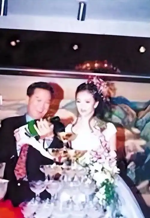 嫁大自己11岁富商,被亲生儿子掌掴,王艳的豪门生活到底怎么样?