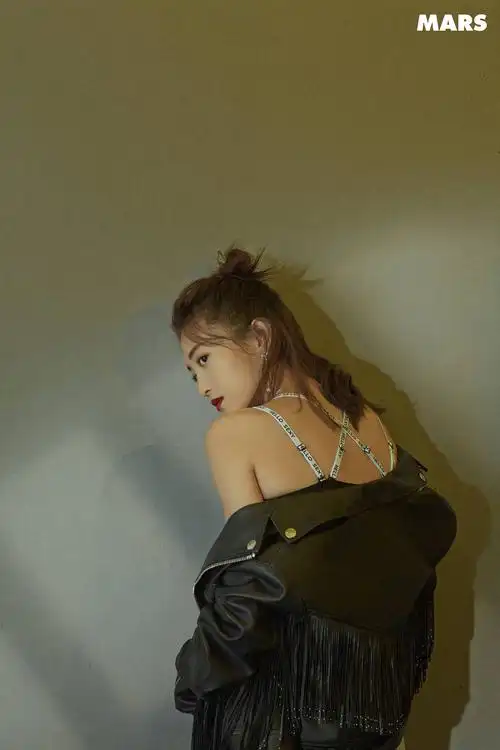 女人味与酷girl风无缝切换!包文婧复古大片曝光