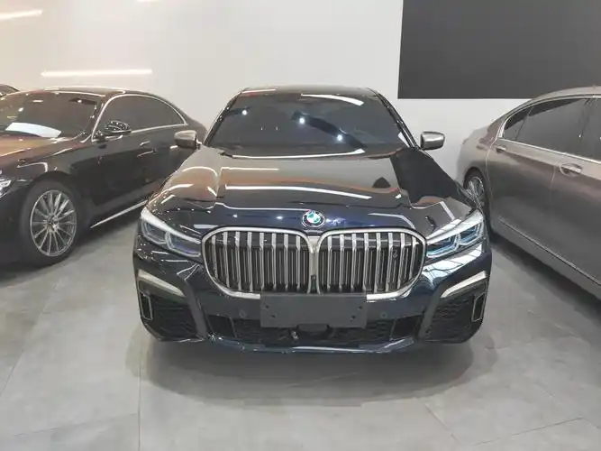 宝马轿车的"天花板"!m760li xdrive v12 黑外/棕内 当年新车落