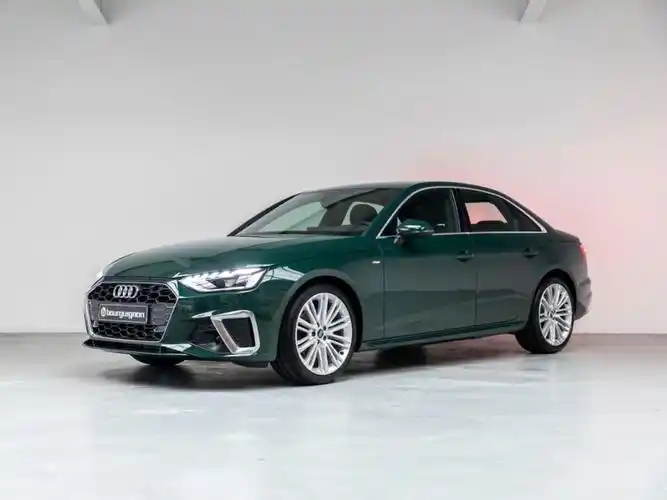 新款奥迪a4三厢版实车 绿色的很帅气