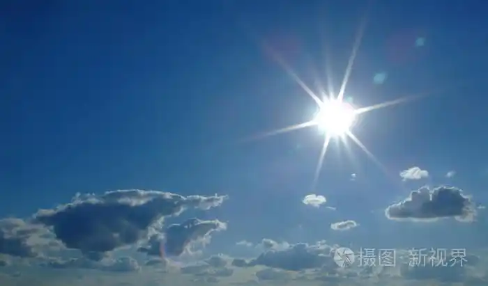 天空背景. 天空的太阳和云彩回来