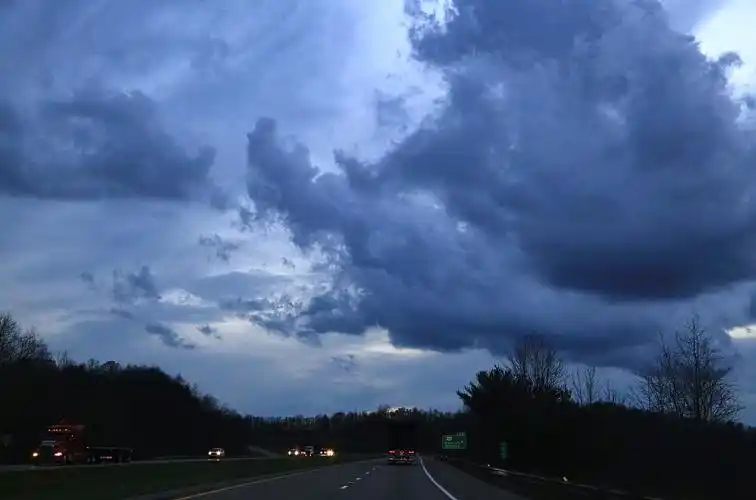 高速公路上方遥远的天空中乌云密布图片