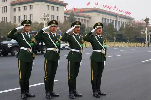 当我开始懂得自己我才懂得服从是军人唯一的选择从前只清楚这是天职