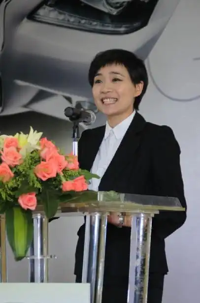 先生讲解全新gs活动开始,由深圳龙华雷克萨斯副总经理陈文卓女士致辞