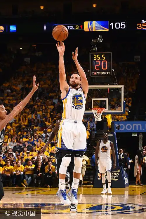 库里投篮  图片来源:noah graham/getty images