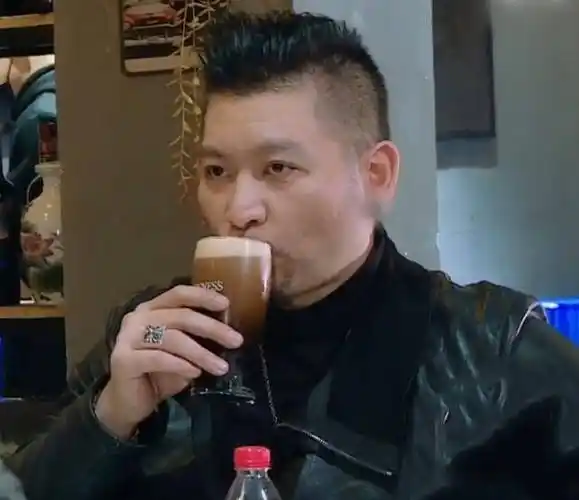 王鸥回老家见初恋男友,看到他的正面,都说像明星,老帅哥一枚_生活