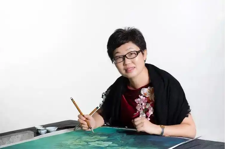 成绩优异,大二的工笔画创作课,在李天玉老师的指导下《小花》脱颖而出