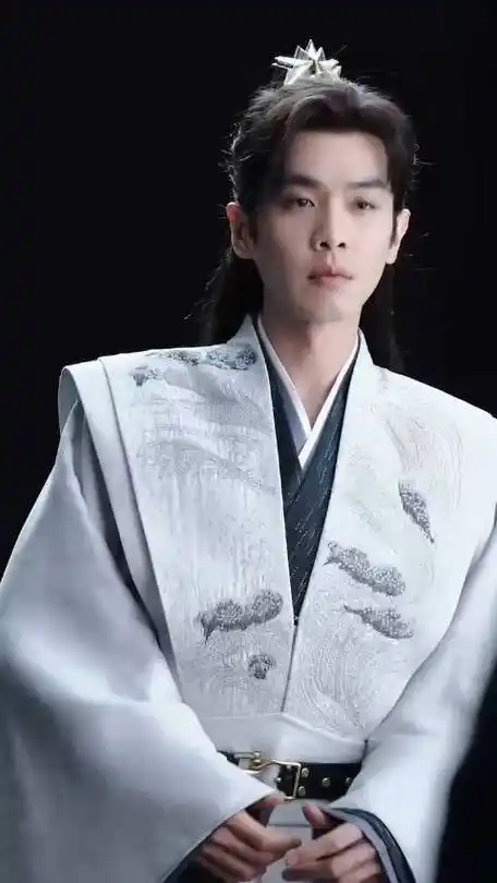 张若昀庆余年骑马海报#  小范大人,这个范儿也是十足的,有被帅