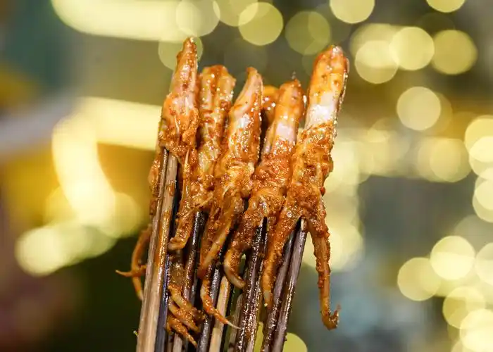 赶紧把自己爱的腊肠 鸭舌 芹菜牛肉 小郡肝 鸡心等拿上一把往盘子放.