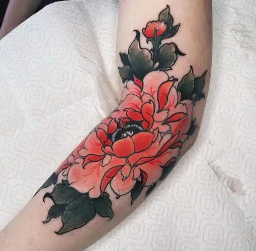 手臂牡丹花纹身