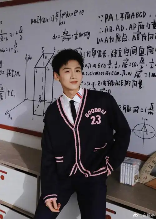 24日晚,白敬亭晒出一组学院风写真,照片中他穿白衣衬衫现身校园.