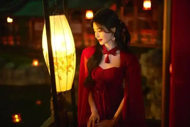 鞠婧祎红衣披风造型绝美 五官精致颜值高