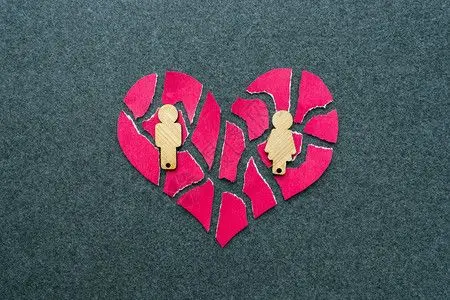 破碎心卡通分手离婚失灵的关系概念碎裂马赛克粉红色的心和灰背景男女