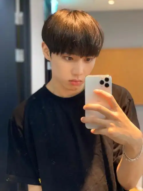 点击就看痘印网红男上对镜自拍培训课