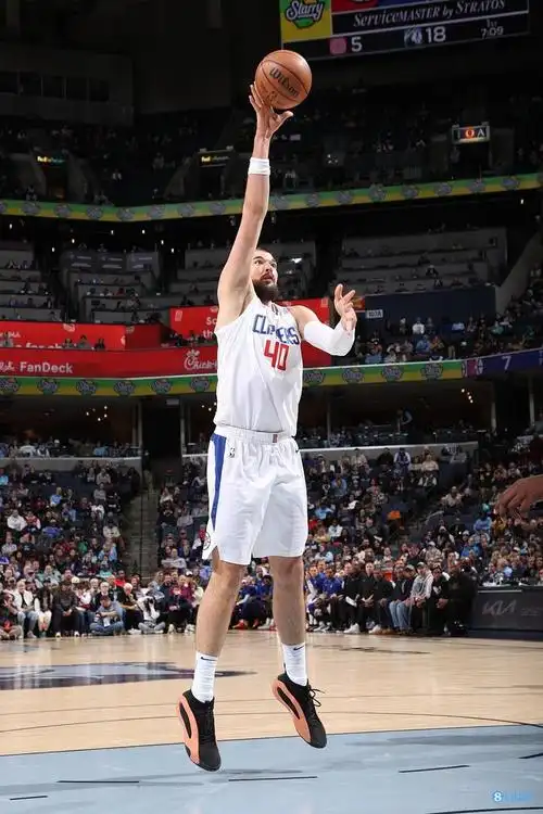 祖巴茨首节3中3拿下6分4板 小萨8中1得3分6板4助|祖巴茨|篮板|快船