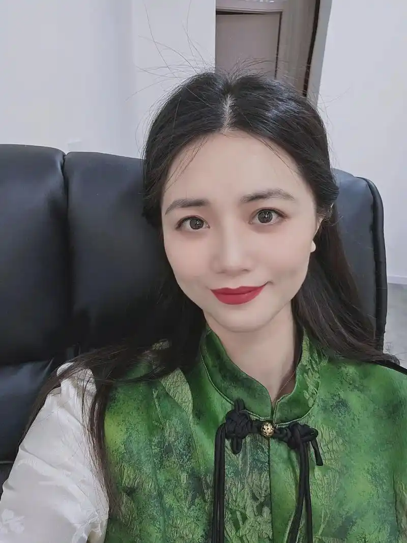 2011年我在《非诚勿扰》当观众时入境了几秒,穿黄色衣服的