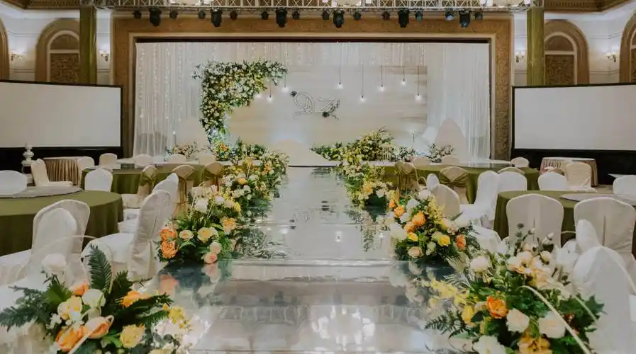 简约小清新室内黄绿色婚礼布置